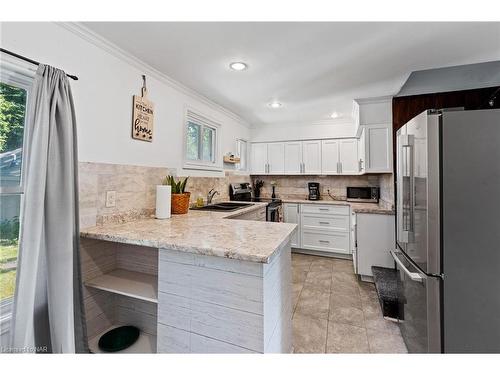 6525 O'Neil Street, Niagara Falls, ON - Indoor Photo Showing Kitchen