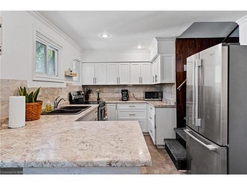 6525 O'Neil Street, Niagara Falls, ON - Indoor Photo Showing Kitchen With Double Sink