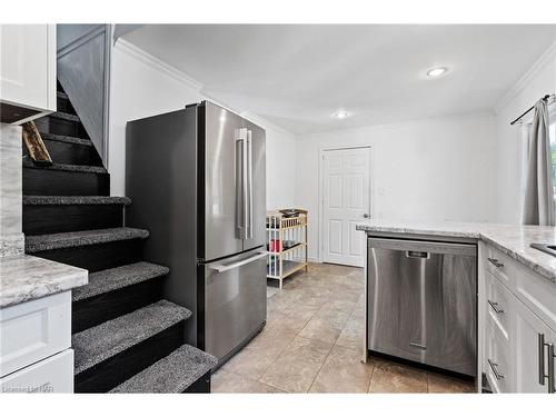 6525 O'Neil Street, Niagara Falls, ON - Indoor Photo Showing Kitchen