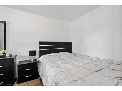 6525 O'Neil Street, Niagara Falls, ON - Indoor Photo Showing Bedroom