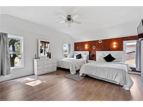 6525 O'Neil Street, Niagara Falls, ON - Indoor Photo Showing Bedroom