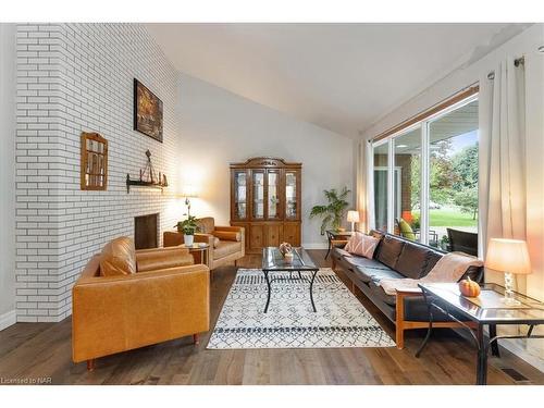 4 Orchard Place, Fonthill, ON - Indoor Photo Showing Living Room With Fireplace