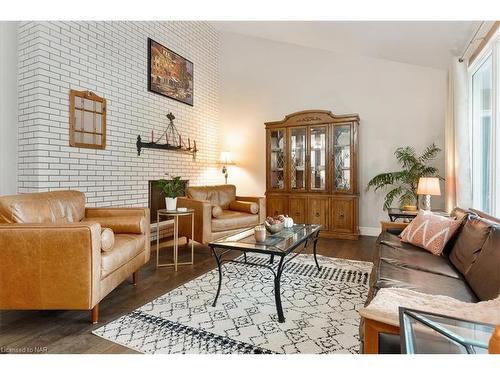 4 Orchard Place, Fonthill, ON - Indoor Photo Showing Living Room