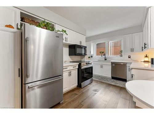 4 Orchard Place, Fonthill, ON - Indoor Photo Showing Kitchen