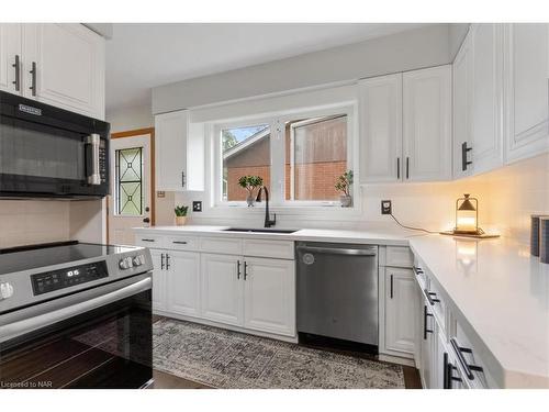 4 Orchard Place, Fonthill, ON - Indoor Photo Showing Kitchen With Upgraded Kitchen