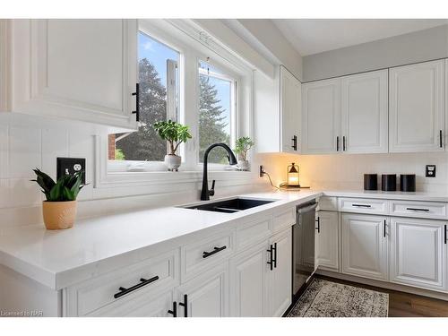 4 Orchard Place, Fonthill, ON - Indoor Photo Showing Kitchen With Double Sink With Upgraded Kitchen