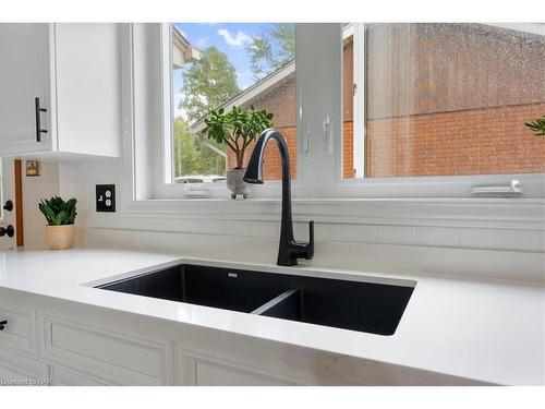 4 Orchard Place, Fonthill, ON - Indoor Photo Showing Kitchen With Double Sink