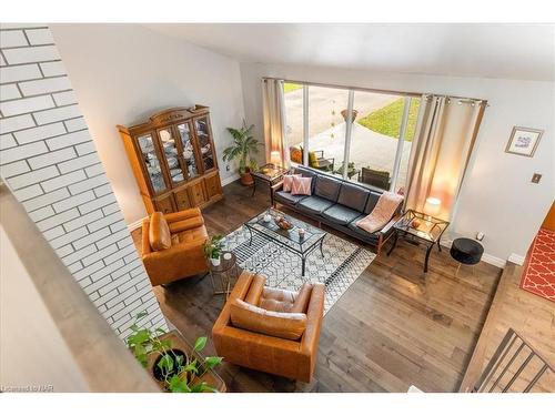 4 Orchard Place, Fonthill, ON - Indoor Photo Showing Living Room