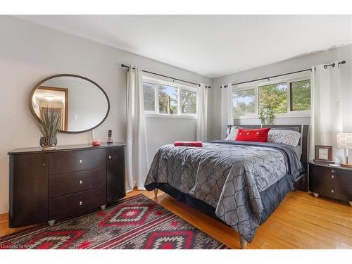 4 Orchard Place, Fonthill, ON - Indoor Photo Showing Bedroom