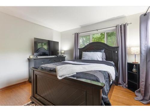 4 Orchard Place, Fonthill, ON - Indoor Photo Showing Bedroom