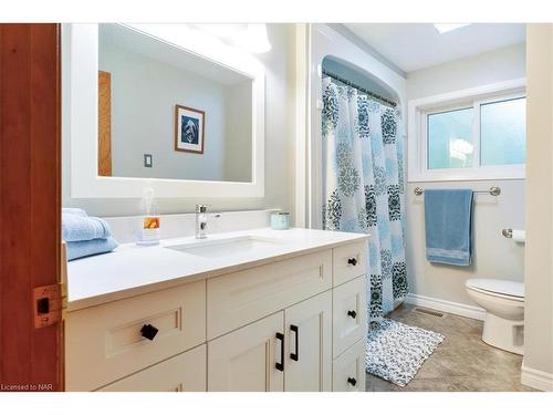 4 Orchard Place, Fonthill, ON - Indoor Photo Showing Bathroom