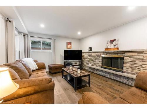 4 Orchard Place, Fonthill, ON - Indoor Photo Showing Living Room