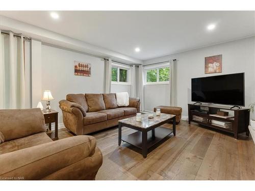 4 Orchard Place, Fonthill, ON - Indoor Photo Showing Living Room