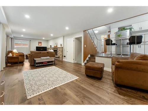 4 Orchard Place, Fonthill, ON - Indoor Photo Showing Living Room