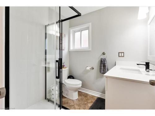 4 Orchard Place, Fonthill, ON - Indoor Photo Showing Bathroom