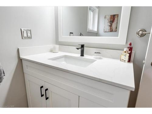 4 Orchard Place, Fonthill, ON - Indoor Photo Showing Bathroom