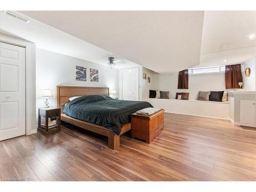 4 Orchard Place, Fonthill, ON - Indoor Photo Showing Bedroom