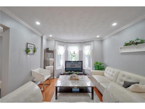 46 Fortura Court, Thorold, ON - Indoor Photo Showing Living Room