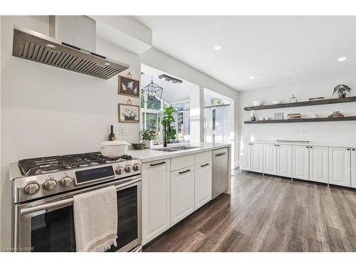 49 Markham Crescent, Stoney Creek, ON - Indoor Photo Showing Kitchen