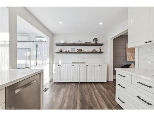 49 Markham Crescent, Stoney Creek, ON - Indoor Photo Showing Kitchen