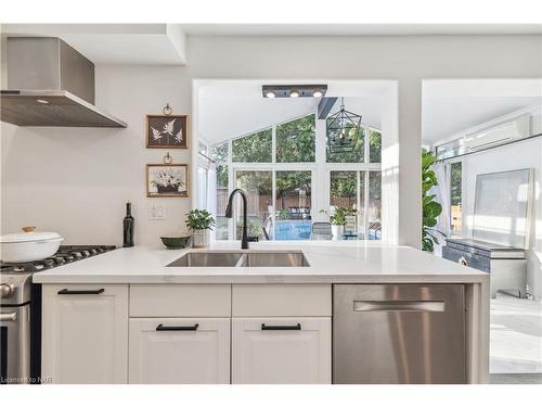 49 Markham Crescent, Stoney Creek, ON - Indoor Photo Showing Kitchen With Double Sink