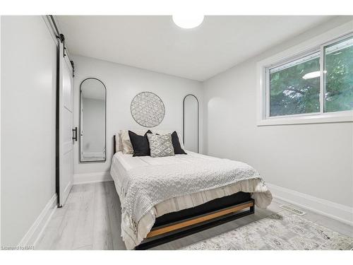 49 Markham Crescent, Stoney Creek, ON - Indoor Photo Showing Bedroom