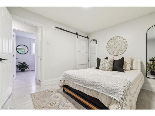 49 Markham Crescent, Stoney Creek, ON - Indoor Photo Showing Bedroom