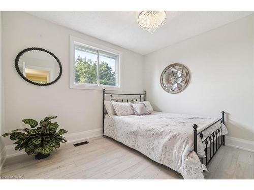 49 Markham Crescent, Stoney Creek, ON - Indoor Photo Showing Bedroom