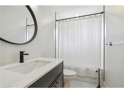 49 Markham Crescent, Stoney Creek, ON - Indoor Photo Showing Bathroom