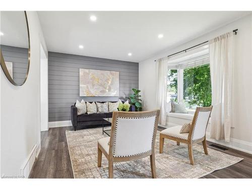 49 Markham Crescent, Stoney Creek, ON - Indoor Photo Showing Living Room