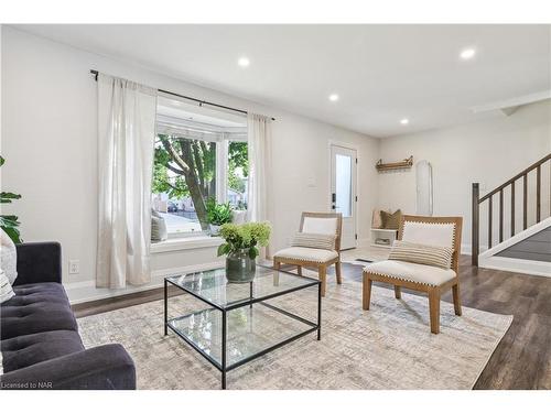 49 Markham Crescent, Stoney Creek, ON - Indoor Photo Showing Living Room