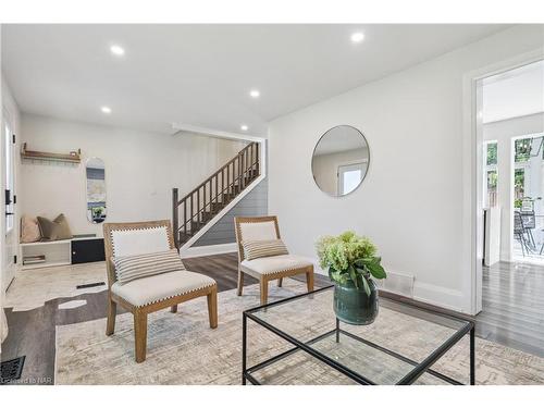 49 Markham Crescent, Stoney Creek, ON - Indoor Photo Showing Living Room