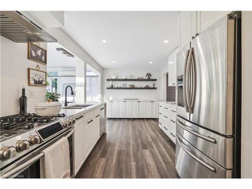 49 Markham Crescent, Stoney Creek, ON - Indoor Photo Showing Kitchen With Stainless Steel Kitchen With Upgraded Kitchen