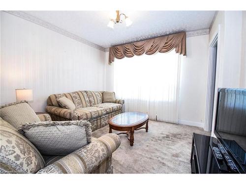 221 Lincoln Street, Welland, ON - Indoor Photo Showing Living Room