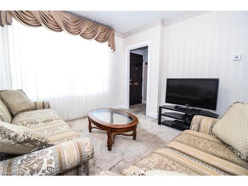 221 Lincoln Street, Welland, ON - Indoor Photo Showing Living Room