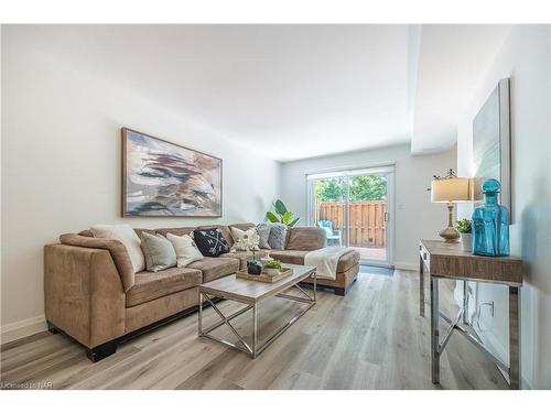 57-151 Parnell Road, St. Catharines, ON - Indoor Photo Showing Living Room