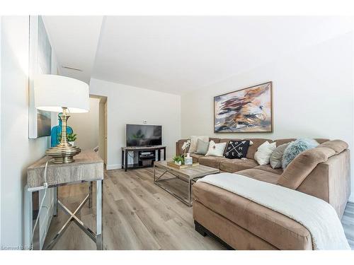 57-151 Parnell Road, St. Catharines, ON - Indoor Photo Showing Living Room