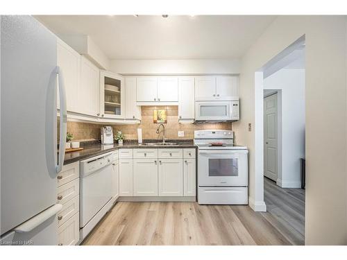 57-151 Parnell Road, St. Catharines, ON - Indoor Photo Showing Kitchen