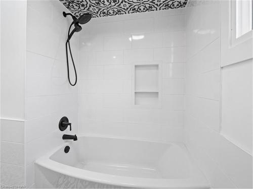 24 Keefer Road, Thorold, ON - Indoor Photo Showing Bathroom