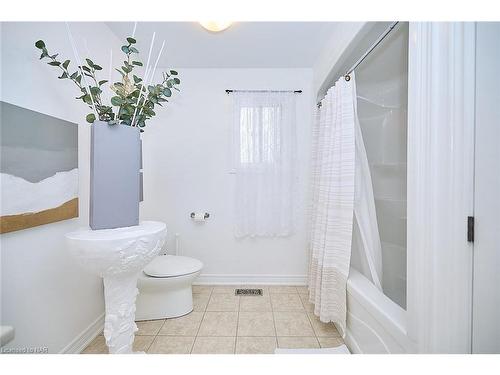 114 Wallace Avenue S, Welland, ON - Indoor Photo Showing Bathroom