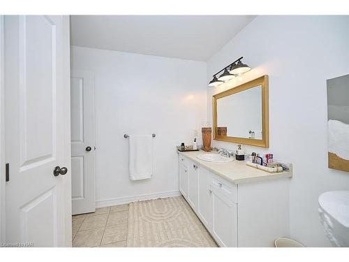 114 Wallace Avenue S, Welland, ON - Indoor Photo Showing Bathroom