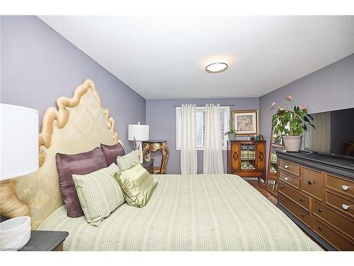 114 Wallace Avenue S, Welland, ON - Indoor Photo Showing Bedroom