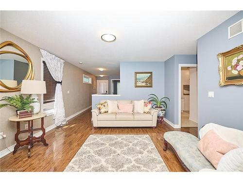 114 Wallace Avenue S, Welland, ON - Indoor Photo Showing Living Room