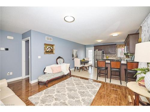 114 Wallace Avenue S, Welland, ON - Indoor Photo Showing Living Room