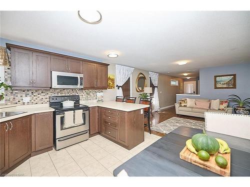 114 Wallace Avenue S, Welland, ON - Indoor Photo Showing Kitchen