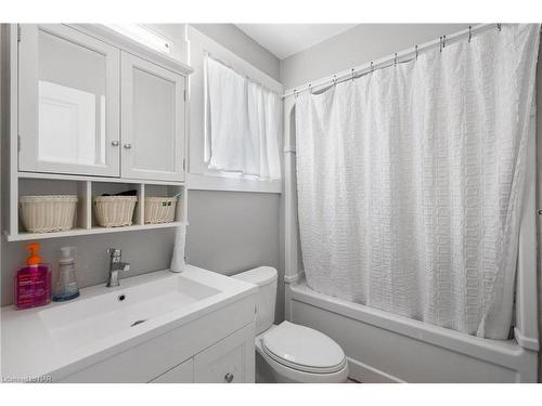 148 Young Street, Welland, ON - Indoor Photo Showing Bathroom