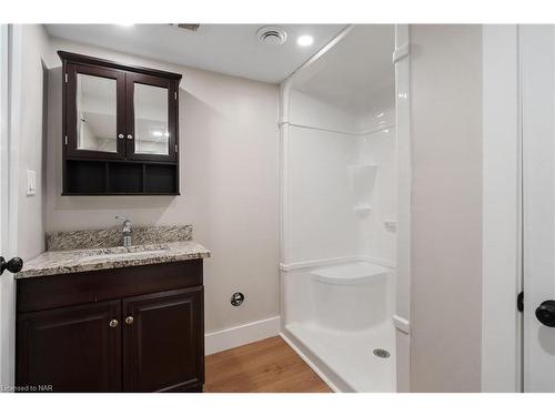 148 Young Street, Welland, ON - Indoor Photo Showing Bathroom