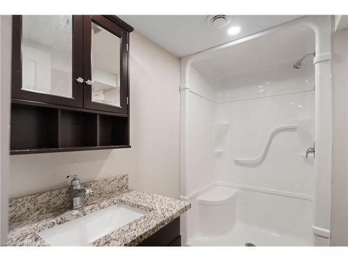 148 Young Street, Welland, ON - Indoor Photo Showing Bathroom