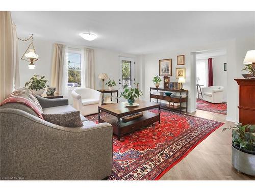 3663 East Main Street, Fort Erie, ON - Indoor Photo Showing Living Room