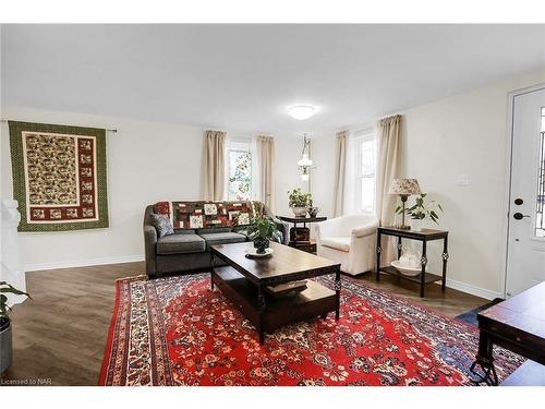 3663 East Main Street, Fort Erie, ON - Indoor Photo Showing Living Room